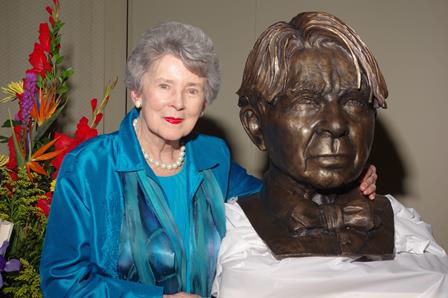 Penelope Niven with Carl Sandburg bust Nov 2014.  Dedication of Sandburg Statue, Galesburg, IL.